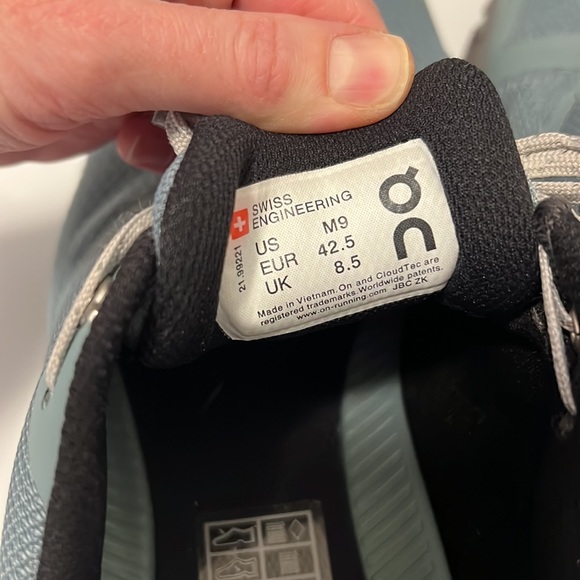 ON Running Cloudflyer Waterproof Men’s 9 - LIKE NEW! - Picture 8 of 8